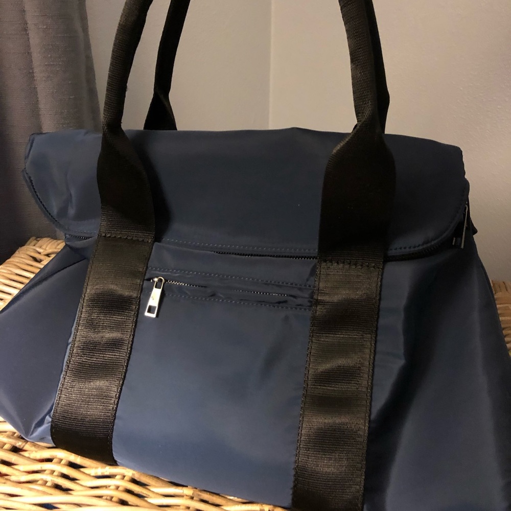 Fabletics “The grip pocket tote”